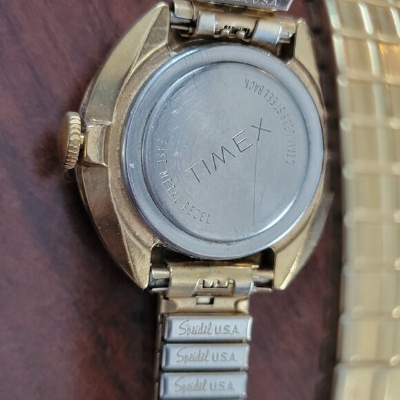 Vintage Timex Womens Gold-Tone Analog Watch With Stretch Band & Round Face - Picture 4 of 4